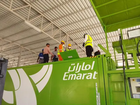 Emarat 40 FT mobile fueling unit during commissioning, team on the tank roof